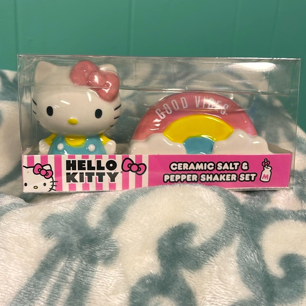 BNWT HELLO KITTY CERAMIC SALT & PEPPER SHAKER SET “GOOD VIBES” RAINBOW DESIGN